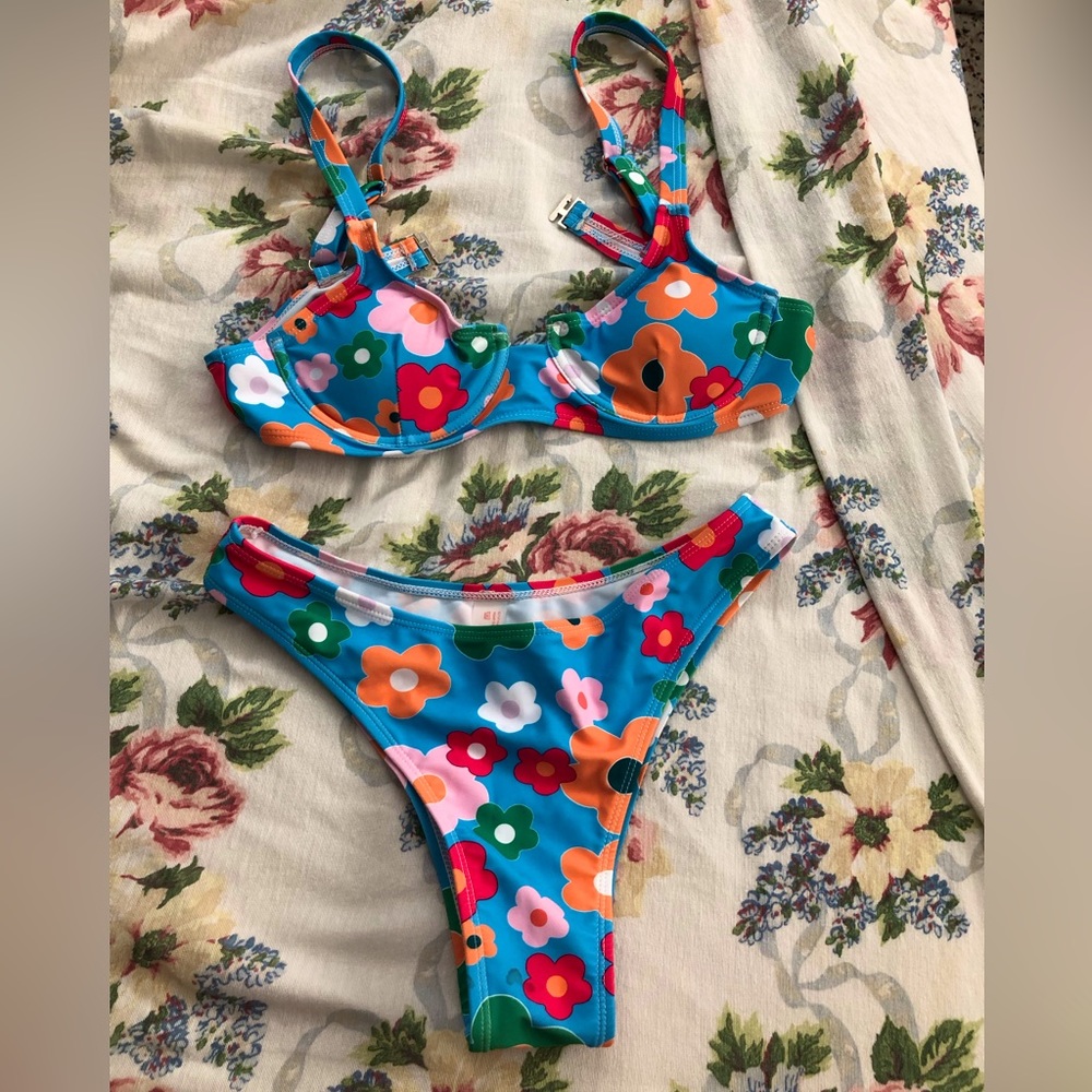 Trendy floral bikini set